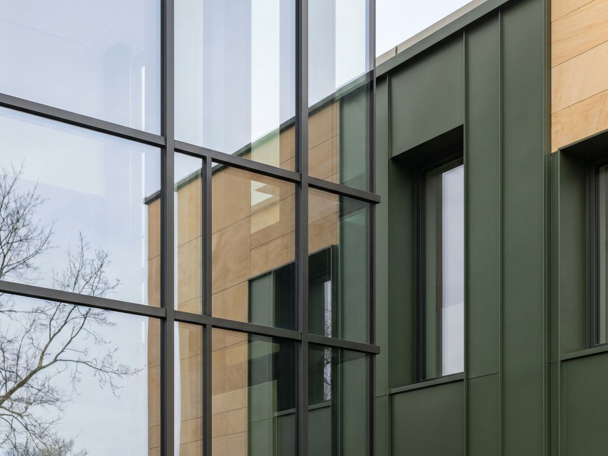 Willa premium z elewacją white + drewno i strukturalną stolarką aluminiową HS.